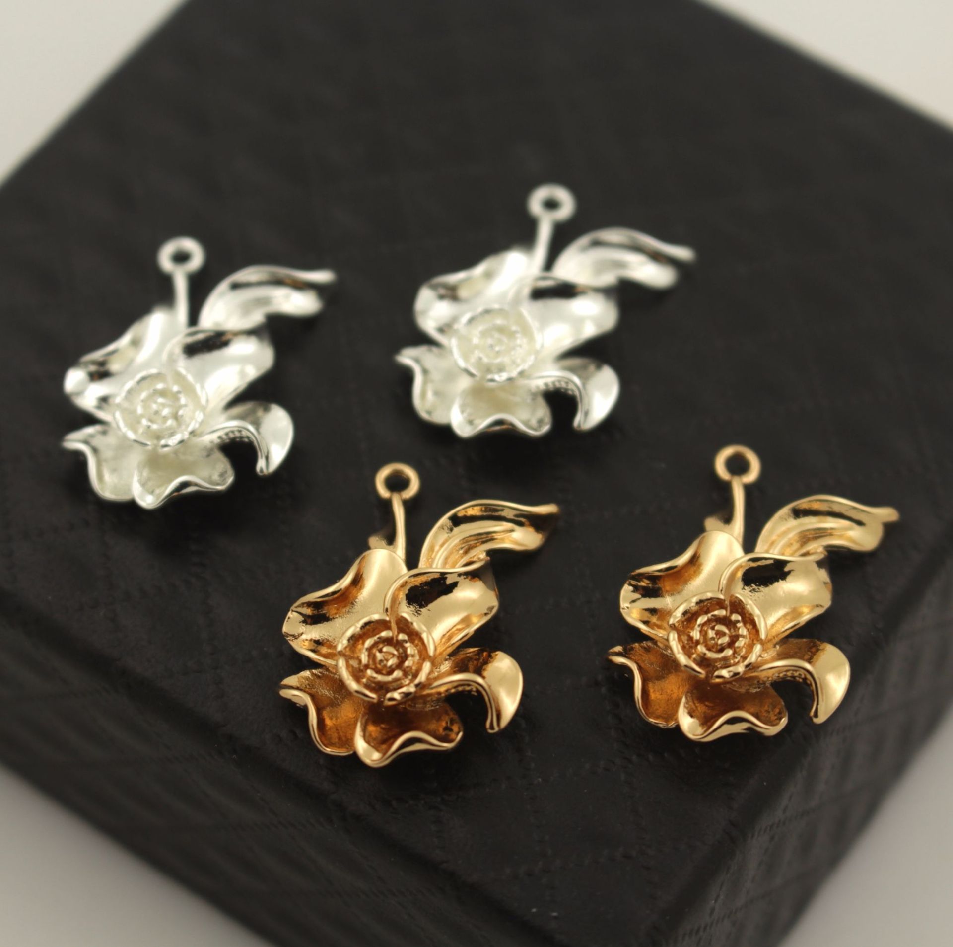 古韵今风 铸铜保色金银小花吊坠的艺术之美